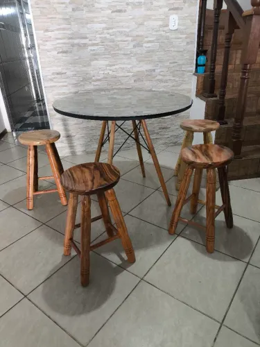 Mesa de vidro + 4 banquetas