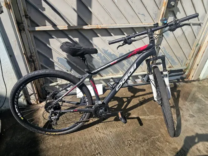 Bicicleta Oggi com cambio Shimano, amortecedor, freios a disco e óleo, sensor de velocidad