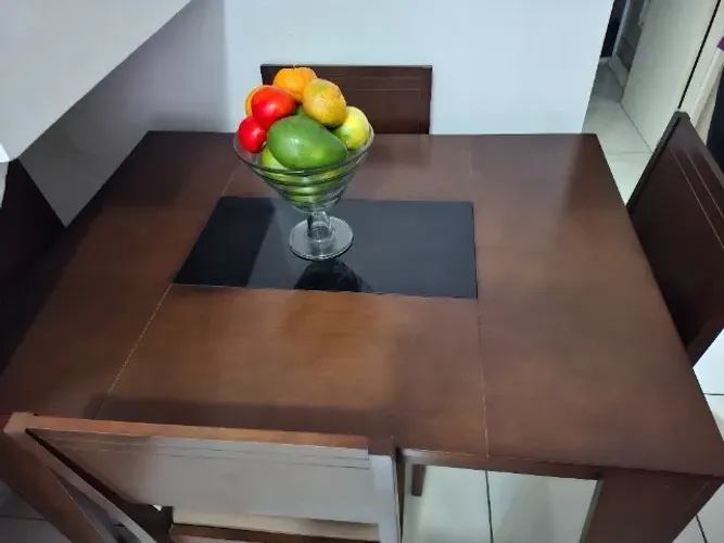 Mesa de jantar de madeira com 4 cadeiras