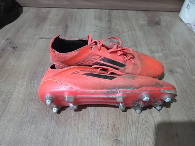 Chuteira adidas f50