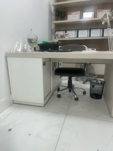 Mesa de escritório com armário