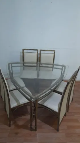 Mesa de jantar triangular 