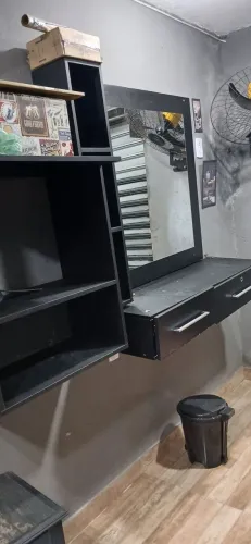 Bancada barbearia com espelho