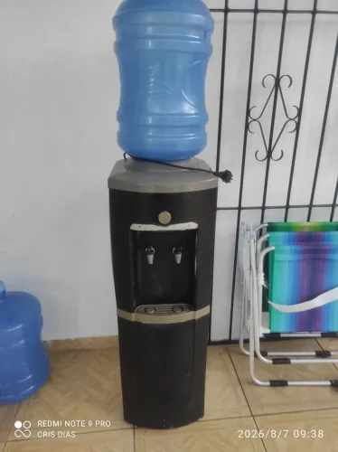 Bebedouro gelando muito e com garrafão 