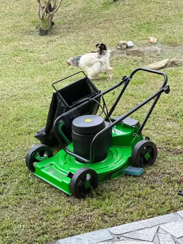 Vendo máquina de cortar grama 2500w zero