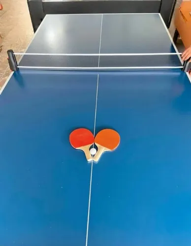 Mesa de tênis com acessórios, fábrica