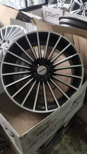 Jogo de rodas Mack Volare Aro 18 5x100 Preta brilhante diamantada e Semi novas