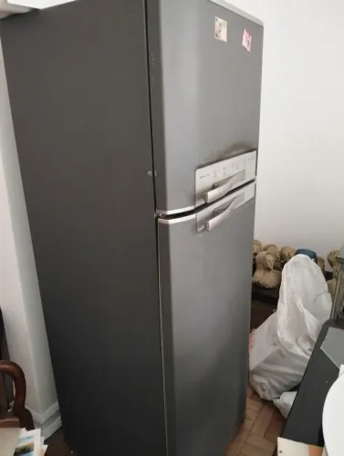 Vendo geladeira e mesa de sala com cadeiras
