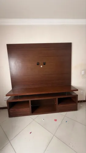 Painel e rack laminado em madeira