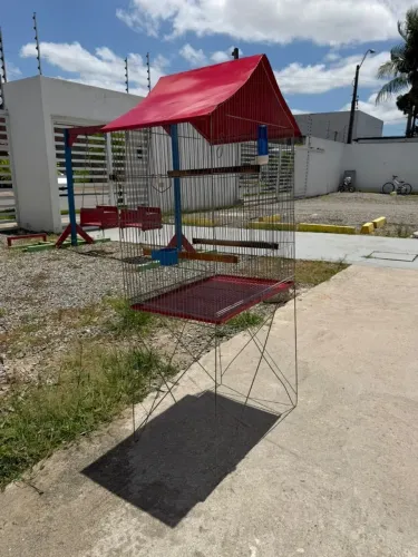 Gaiola grande, cor prata e vermelha