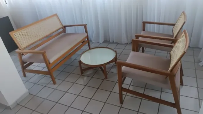 Conjunto de sala de estar em madeira maciça 02 cadeiras, 1 banco de 02 lugares e centro