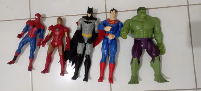 Kit 5 bonecos mais escudo do Superman. 