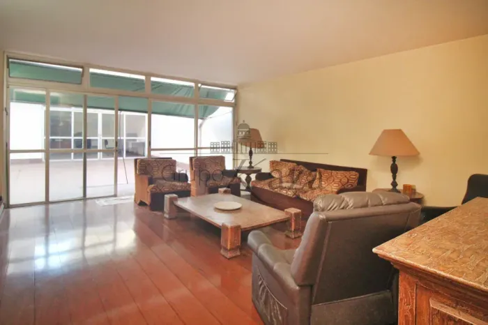 Casa - Ibirapuera - 4 Dormitórios sendo uma Suíte - 279m².