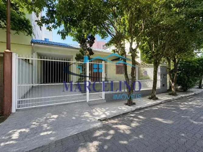 Linda casa com ótima localização!