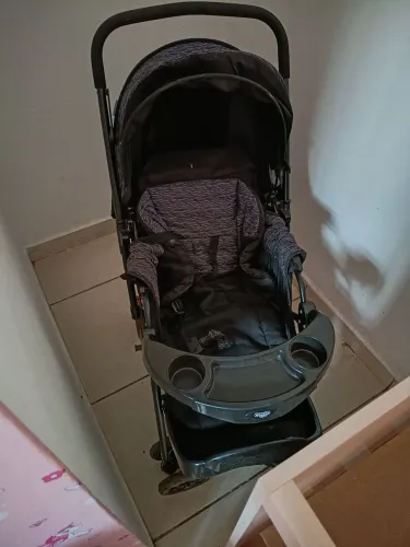 Carrinho e berço de bebê