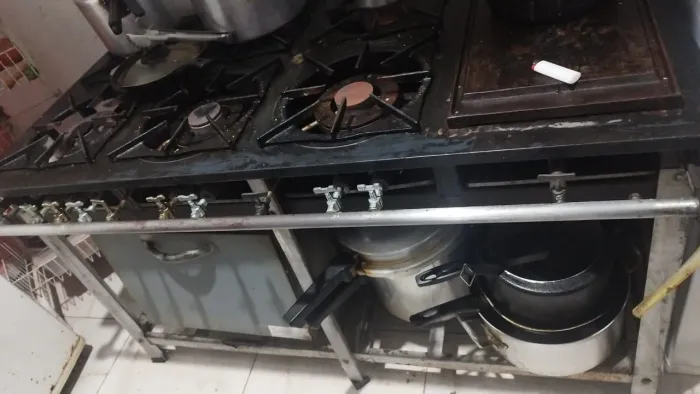 Fogão de 6 bocas com chapa , forno e exaustor 500 pra sai logo