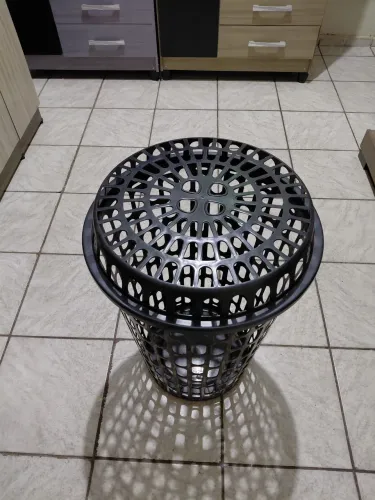 Vendo um Sesto de colocar roupas na cor preta tamanho grande