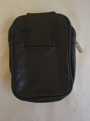 2 pochetes pretas pequenas 