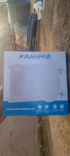 Caixa de som de som de embutir no forró quadrada branca 40w 6polegada 200$ o par .