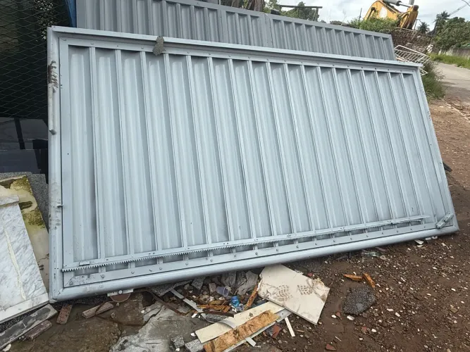 Vendo portão galvanizado bem conservado medindo 1.80 x 3.20