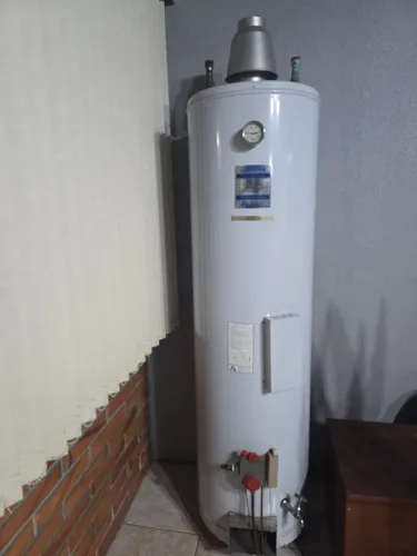 Caldeira a gás e elétrico com tanque de 150 litros em inox. 