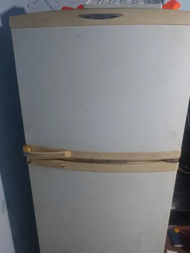 Geladeira motor bom funcionando, tou vendendo pega parte de baixo só freezer gela muito