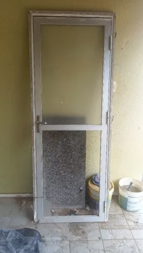 Vendo porta de alumínio por 300 reais.