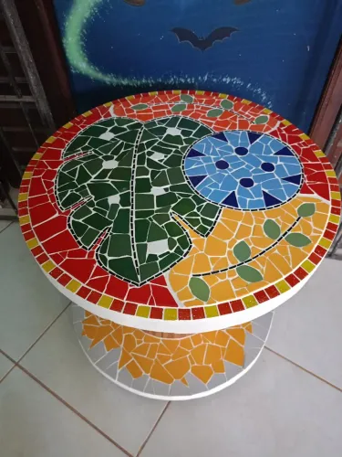 Mesa carretilha decorada com mosaico 