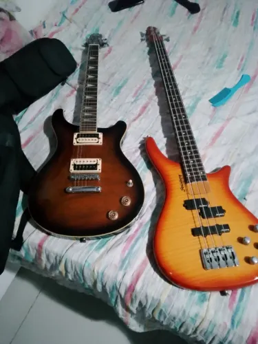vendo um contra baixo e uma guitarra.