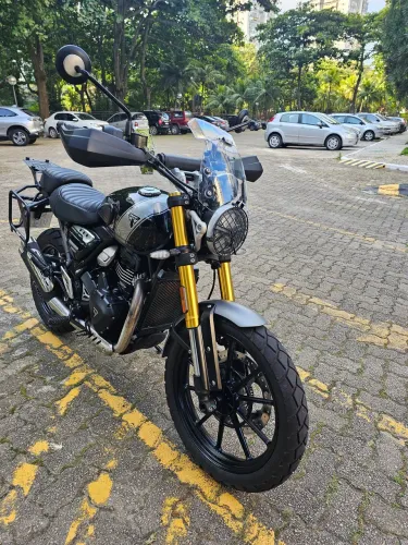 Moto muito nova. Pouco rodada. 