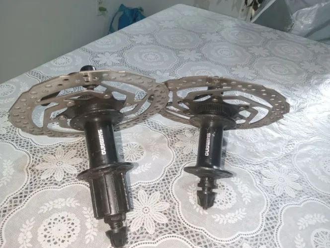 Par de Cubos Shimano com Discos de Freio + Blocagem (Dianteiro e Traseiro)