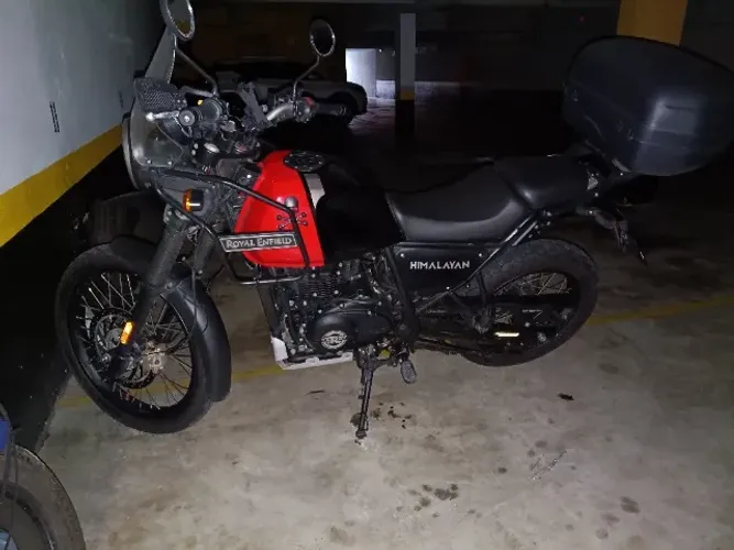 Himalayan 411 impecável preta e vermelha