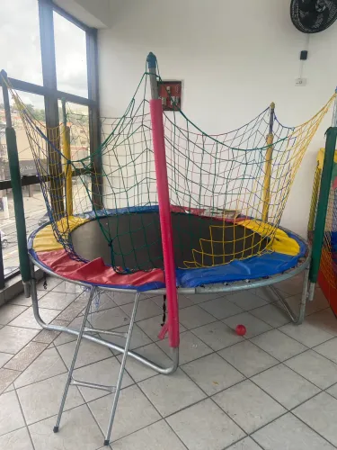 Cama elástica e piscina de bolinhas