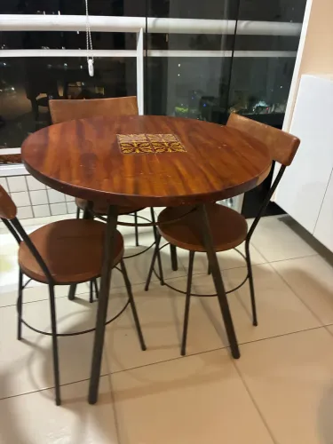 Mesa em madeira maciça com pés de ferro e 3 cadeiras