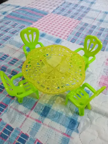 Mesa para bonecas pequenas