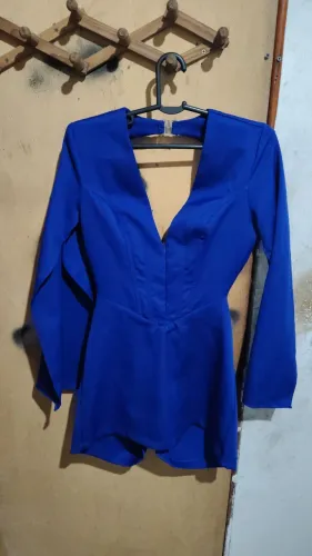 Vendo macaquinho azul elegante com manga longa aberta, com corte lindo nas costas.