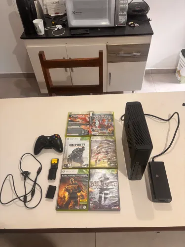 Estou vendendo um Xbox 360 travado com um control com seis jogos