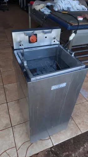Fritadeira elétrica 220 volts Croydon bem conservada funcionando 100%