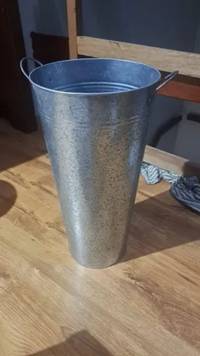 Vendo lindo vaso de metal rústico