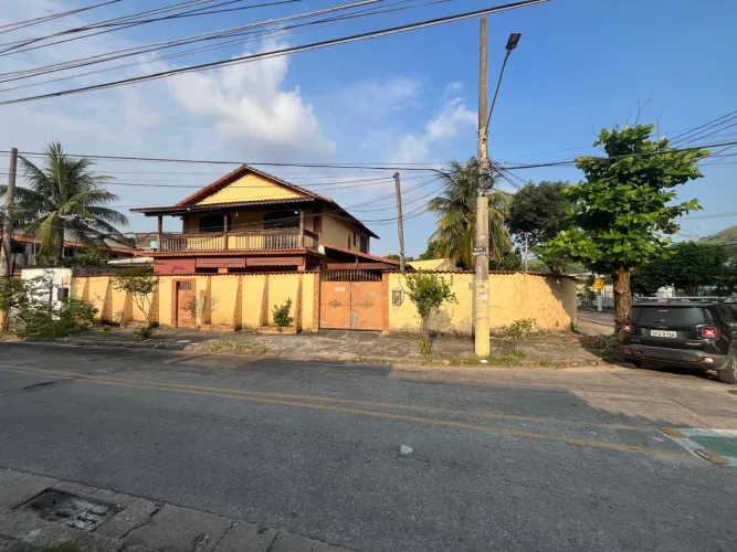 Casa de esquina com amplo quintal