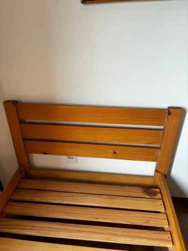 Cama de solteiro de madeira 