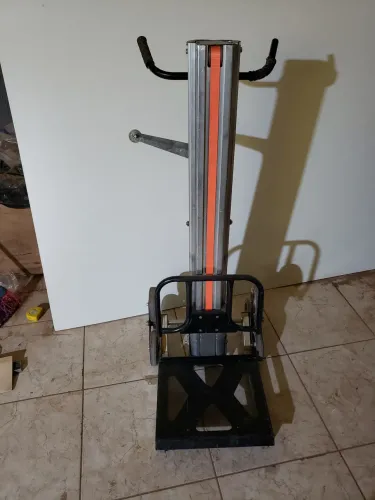 Carrinho transportador com elevação.
