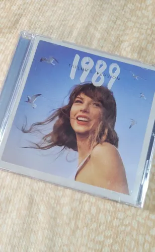 CD Taylor Swift - 1989 Taylor's version (DLX) c/polaroid Crystal Skies