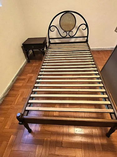 Cama de solteiro Thonet com mesa de cabeceira 