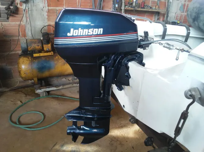 VENDO MOTOR DE POPA JOHNSON DE 15 HP BEM CONSERVADO.