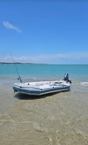 Barco com motor e coletes 