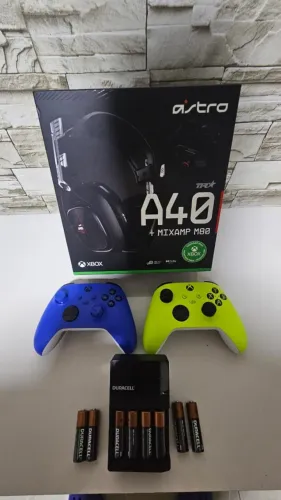 Astro A40 + Par de controles + Carregador de pilhas C/ 8 Pilhas.