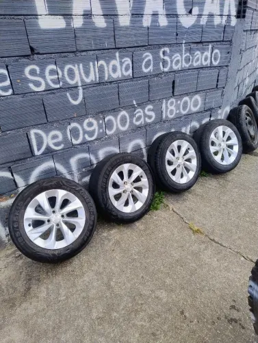 Jogo d rodas do Onix aro 15 com pneus meia vida. Sou d Betim 