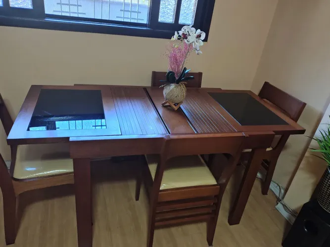 Vendo mesa para sala de jantar 4 lugares expansível 