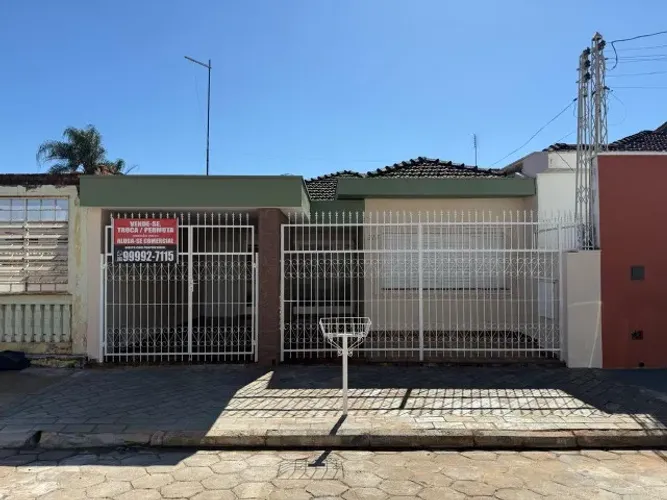 CASA NO CENTRO PARA LOCAÇÃO/ VENDA/ PERMUTA E OU TROCA